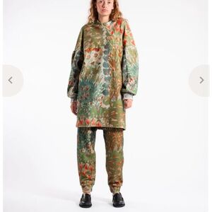 Anntian Fleece Flower Bed Patterned Jogger NWT